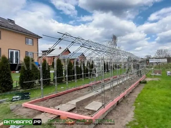 Теплица «Ударница Англичанка», ширина 2.5/3 м, труба 20х20 + 20х20 Теплица «Ударница Англичанка», ширина 2.5/3 м, труба 20х20 + 20х20